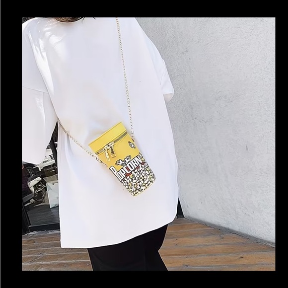 Yellow Popcorn Bucket Women’s Crossbody Bag with Gold Chain Strap NWOT - Picture 4 of 9